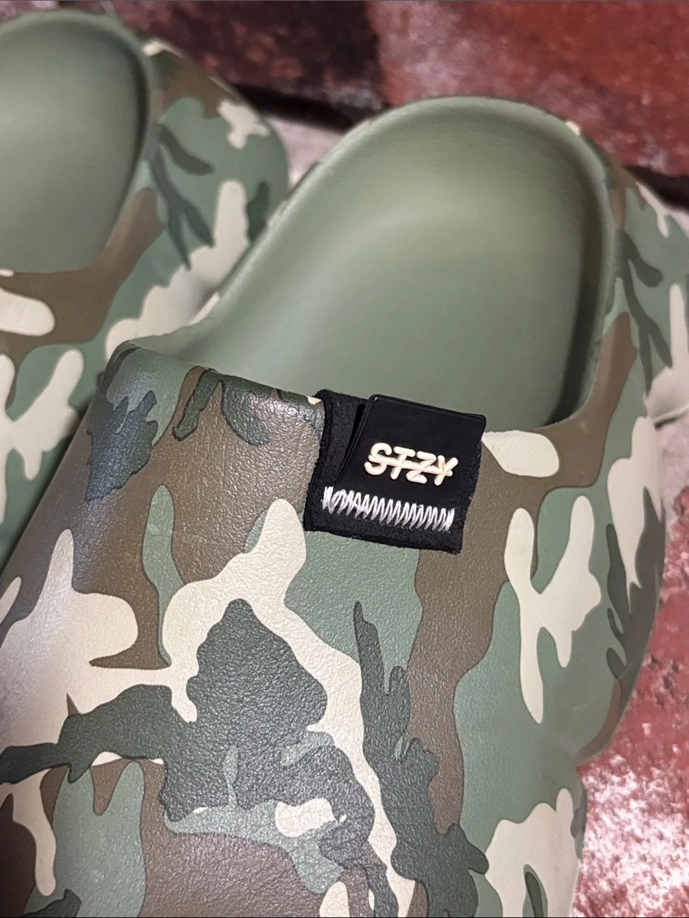 STZY Enok Camo Cloud Slides Youth/Men’s Size 6, Women’s Size 7-7.5
